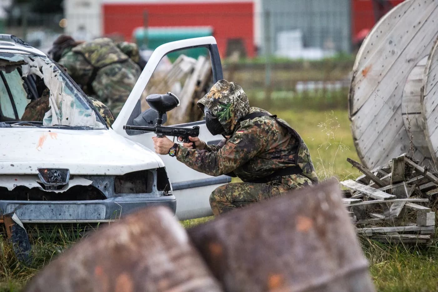 Jucători de paintball în acțiune pe terenul Bullet Paint